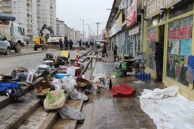 Şebeke Borusu Patladı, Dükkanlar Sular Altında Kaldı