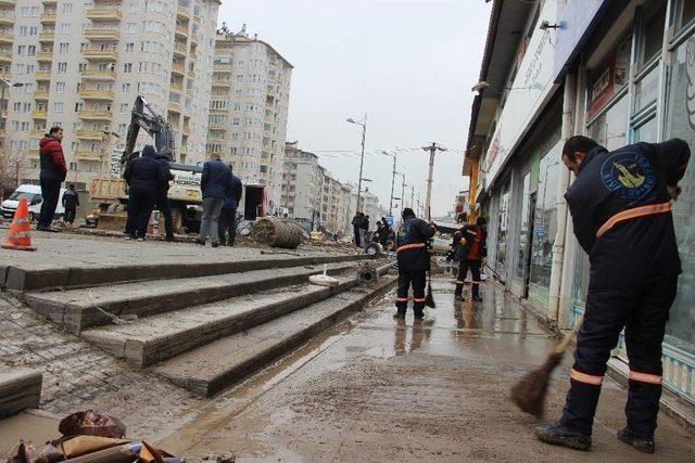 Şebeke Borusu Patladı, Dükkanlar Sular Altında Kaldı