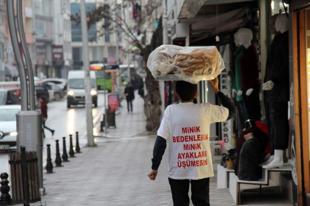 Koca Y&uuml;rekli Simit&ccedil;i Doğuda Okula Ayakkabısız Giden &Ccedil;ocuklar İ&ccedil;in Bot Topladı