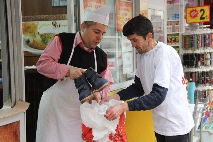 Koca Yürekli Simitçi Doğuda Okula Ayakkabısız Giden Çocuklar İçin Bot Topladı G1