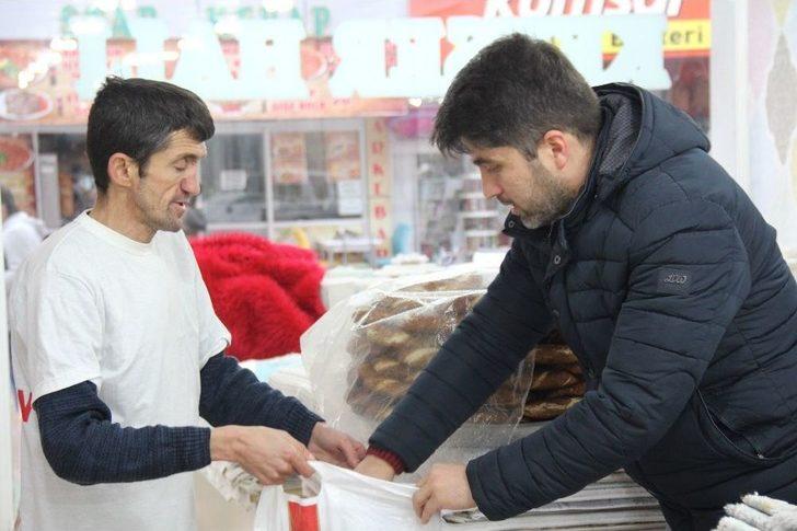 Koca Yürekli Simitçi Doğuda Okula Ayakkabısız Giden Çocuklar İçin Bot Topladı G2