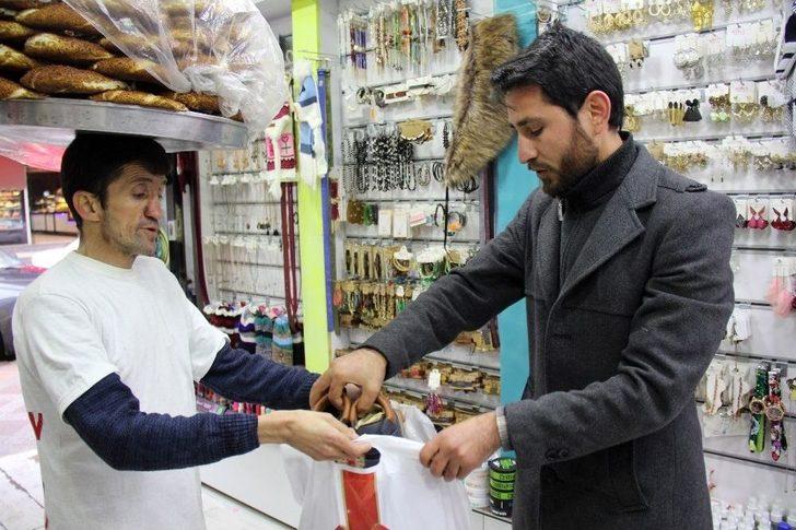 Koca Yürekli Simitçi Doğuda Okula Ayakkabısız Giden Çocuklar İçin Bot Topladı G3