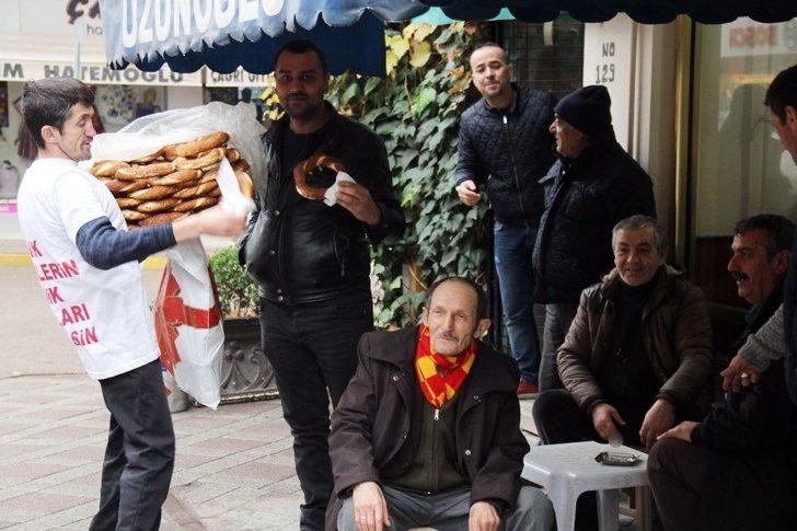 Koca Yürekli Simitçi Doğuda Okula Ayakkabısız Giden Çocuklar İçin Bot Topladı G4