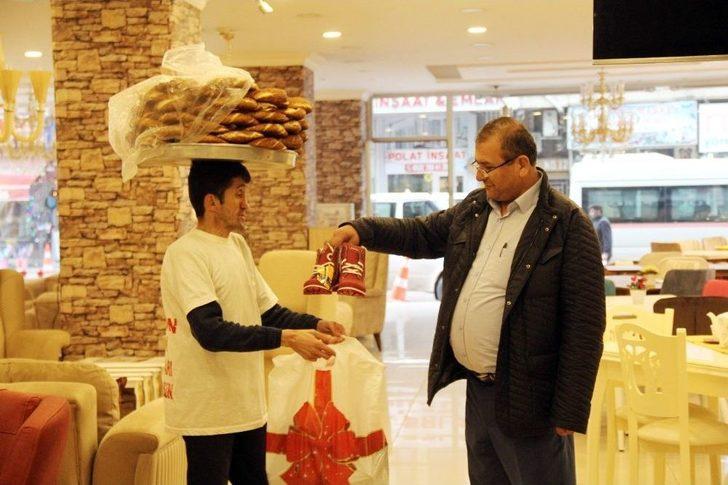 Koca Yürekli Simitçi Doğuda Okula Ayakkabısız Giden Çocuklar İçin Bot Topladı G5