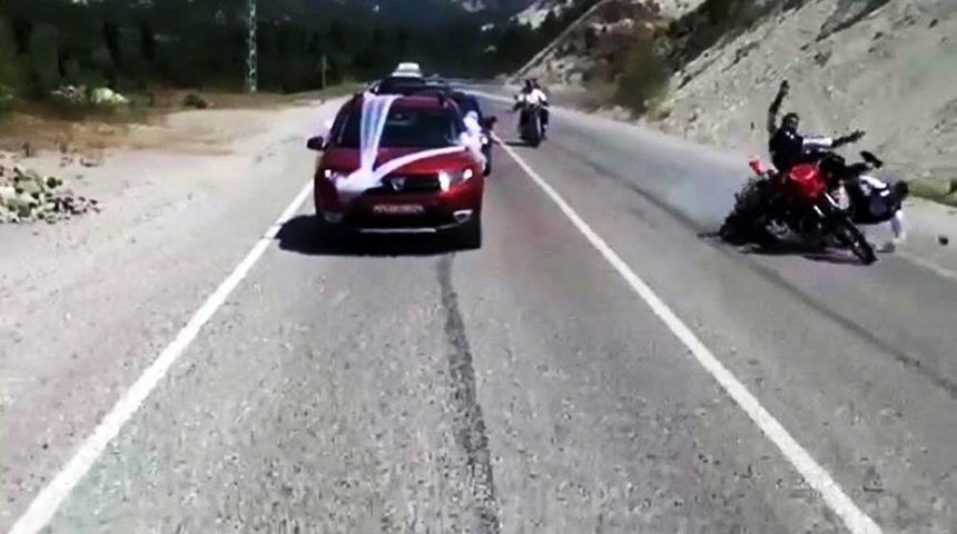 D&uuml;ğ&uuml;n Konvoyunda G&ouml;r&uuml;nmez Kaza