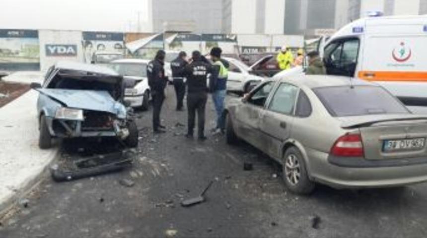 Direksiyon Hakimiyeti Kaybolan Otomobil Otoparka U&ccedil;tu