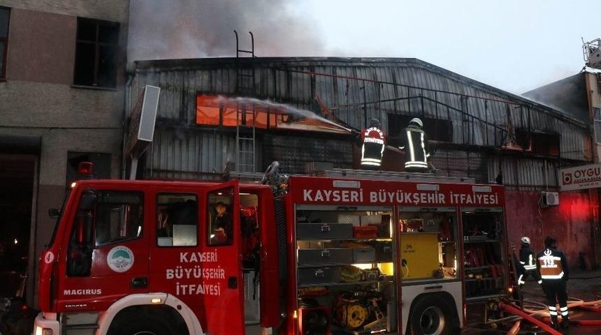 İtfaiye, İmalathanedeki Yangına 50 Personel İle M&uuml;dahale Etti