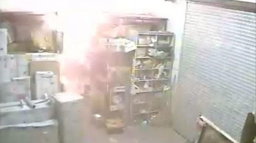 Mobilya Deposundaki Yangının G&uuml;venlik Kamera Kayıtları Ortaya &Ccedil;ıktı