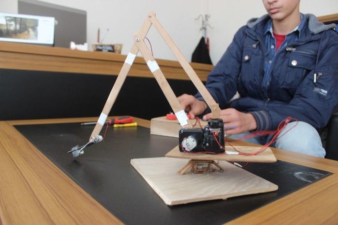 (&ouml;zel Haber) Siverekli &Ouml;ğrenci Atık Malzemelerden Biyonik El Yaptı