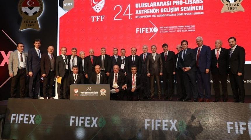 B&uuml;y&uuml;kşehir&rsquo;e Yılın Futbol Kul&uuml;b&uuml;ne Destek &Ouml;d&uuml;l&uuml;