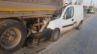 Tıra Arkadan Çarpan Gazete Dağıtım Aracı Sürücüsü Yaralandı