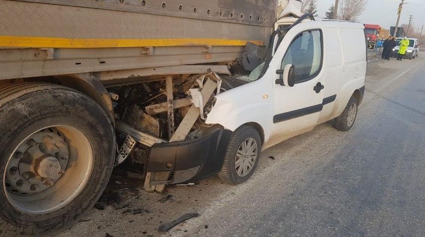 Tıra Arkadan &Ccedil;arpan Gazete Dağıtım Aracı S&uuml;r&uuml;c&uuml;s&uuml; Yaralandı