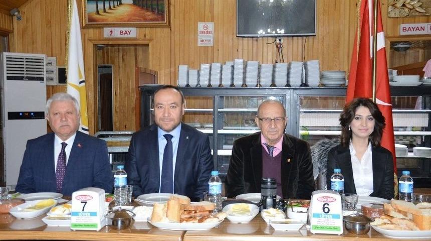 Ak Parti&rsquo;den Gazetecilere Kutlama