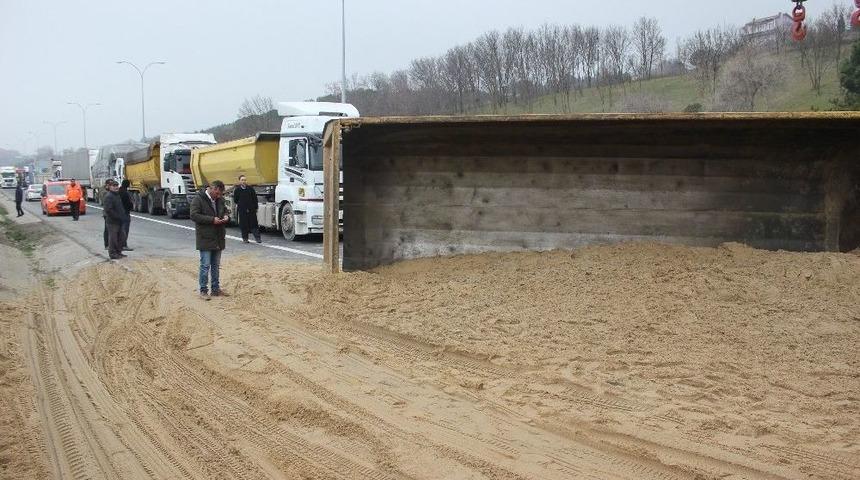 Tem&rsquo;de Hafriyat Kamyonu Devrildi, Trafik Kilitlendi