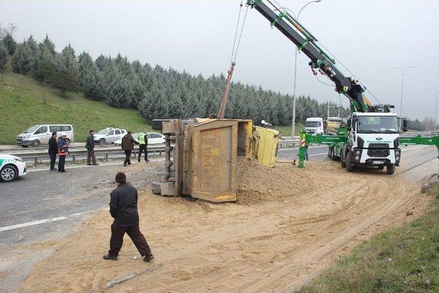 Tem’de Hafriyat Kamyonu Devrildi, Trafik Kilitlendi