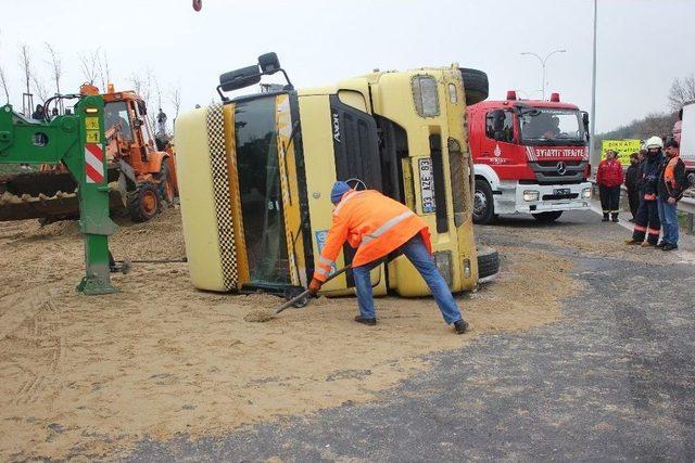 Tem’de Hafriyat Kamyonu Devrildi, Trafik Kilitlendi