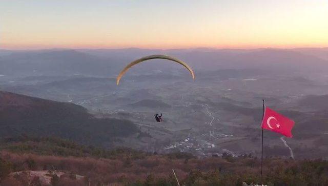 Abant’ta Yamaç Paraşütü Keyfi