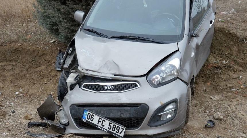 Kırıkkalesporlu Futbolcu Kaza Yaptı: 1’i Polis 2 Yaralı