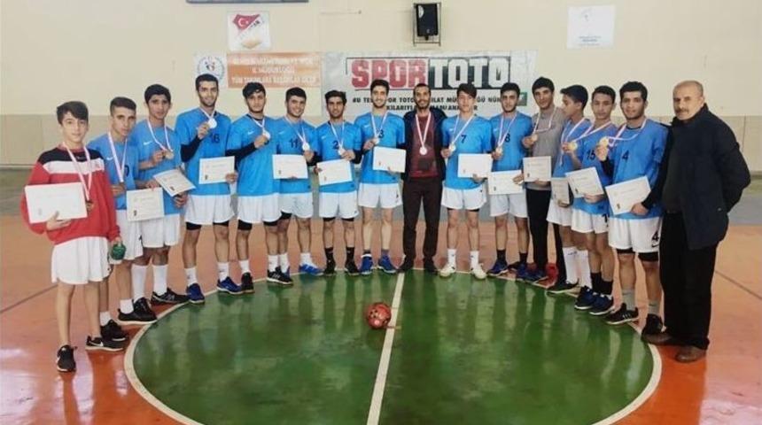 Hentbol M&uuml;sabakaları Tamamlandı