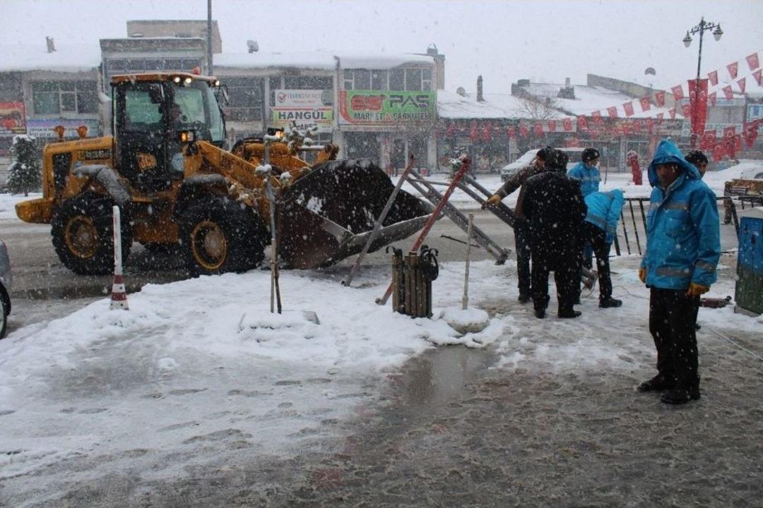 &Ccedil;aldıran Kardan Temizleniyor