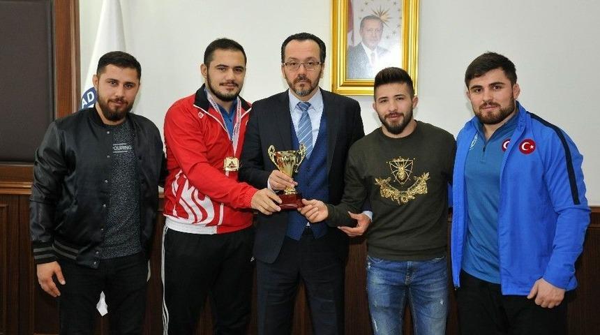 Şampiyonlardan Rekt&ouml;r Bircan&rsquo;a Ziyaret