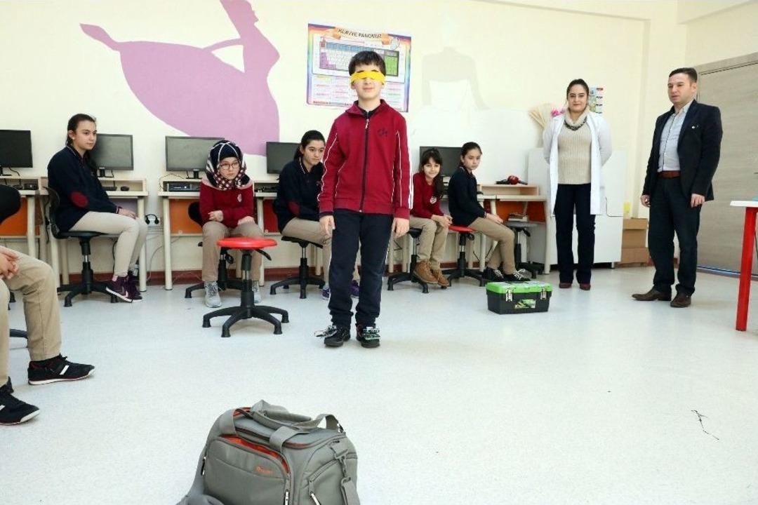 Yozgat&rsquo;ta &Ouml;ğrenciler G&ouml;rme Engelliler İ&ccedil;in Mesafe Sens&ouml;r&uuml; Tasarladı