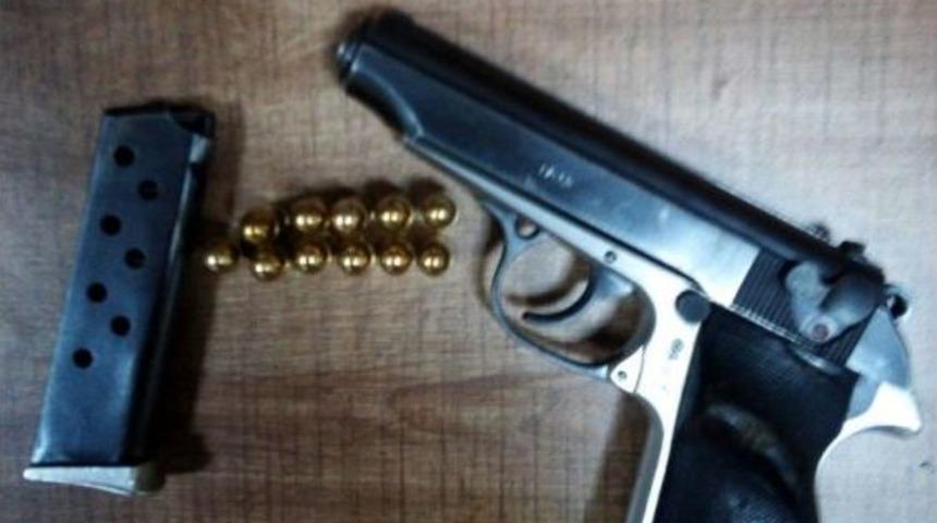 Ş&uuml;phe &Uuml;zerine Durdurulan Ara&ccedil;tan Silah Ve Uyuşturucu &Ccedil;ıktı