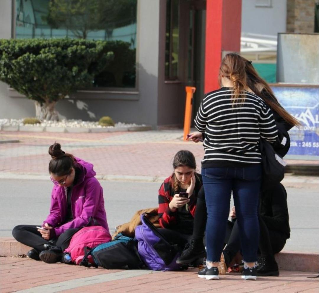 Maaşını Alamayan Bazı &Ouml;ğretmenlerin Sınav Sonu&ccedil;larını Sisteme Girmediği İleri S&uuml;r&uuml;ld&uuml;