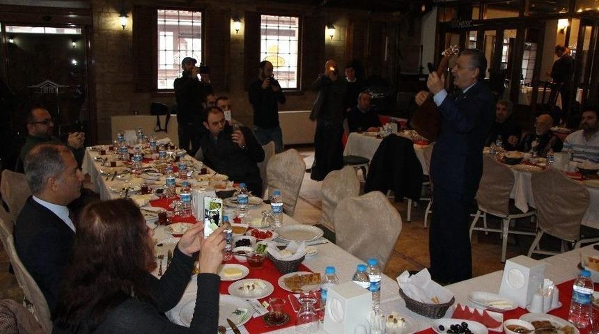 Gazetecilere Sazlı, Sözlü Kutlama