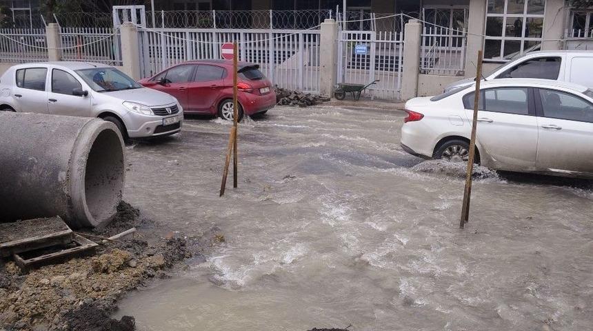 Metro &Ccedil;alışması Sırasında Su Borusu Patlayınca Yollar G&ouml;le D&ouml;nd&uuml;
