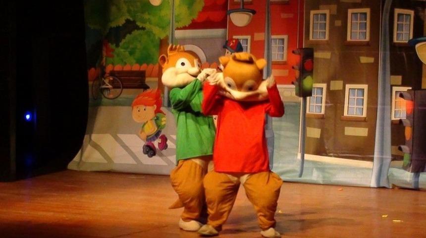 K&ouml;y &Ccedil;ocukları İlk Kez Tiyatroyla Tanıştı