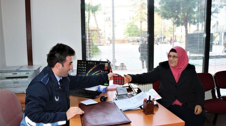 Hacca Gitmek İçin Biriktiği Parayı Düşüren Kadın Cüzdanına Kavuştu