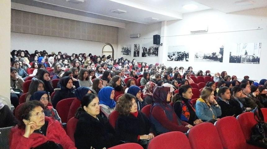 Burhaniye’de "modern Çağda Kadın Algısı" Konferansı İlgi Gördü