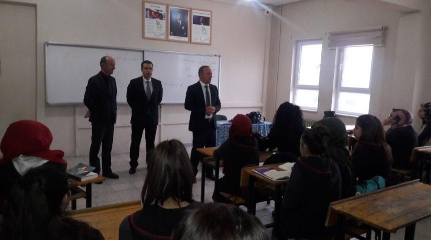 Burhaniye&rsquo;de Kaymakam &Ouml;ner, &Ouml;ğrencilerle Kitap Okumaya Devam Ediyor