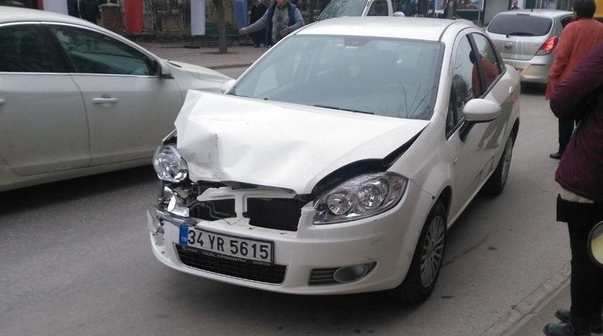 Duramayan Otomobil Kamyonete Arkadan &Ccedil;arptı