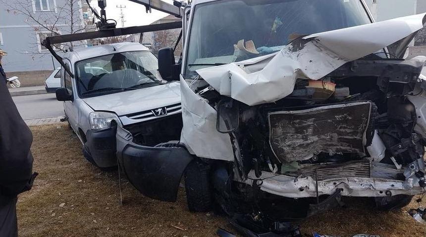 İki Ara&ccedil; Kavşakta &Ccedil;arpıştı 4 Kişi Yaralandı