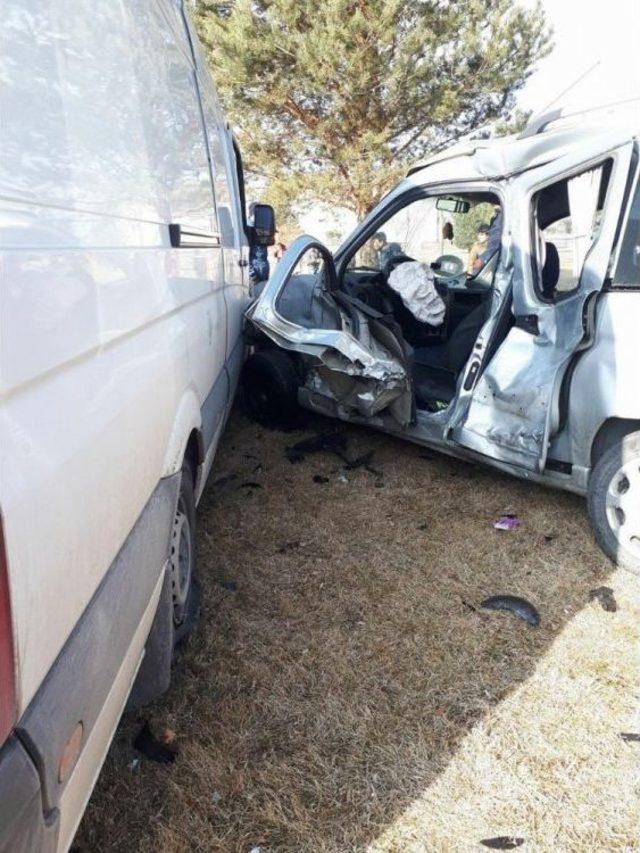 İki Araç Kavşakta Çarpıştı 4 Kişi Yaralandı