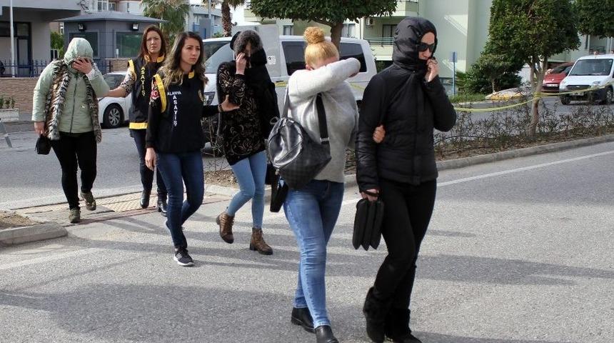 Fuhuş Ş&uuml;phelilerin Yakınları Adliye &Ouml;n&uuml;nde Gazetecilere Saldırdı