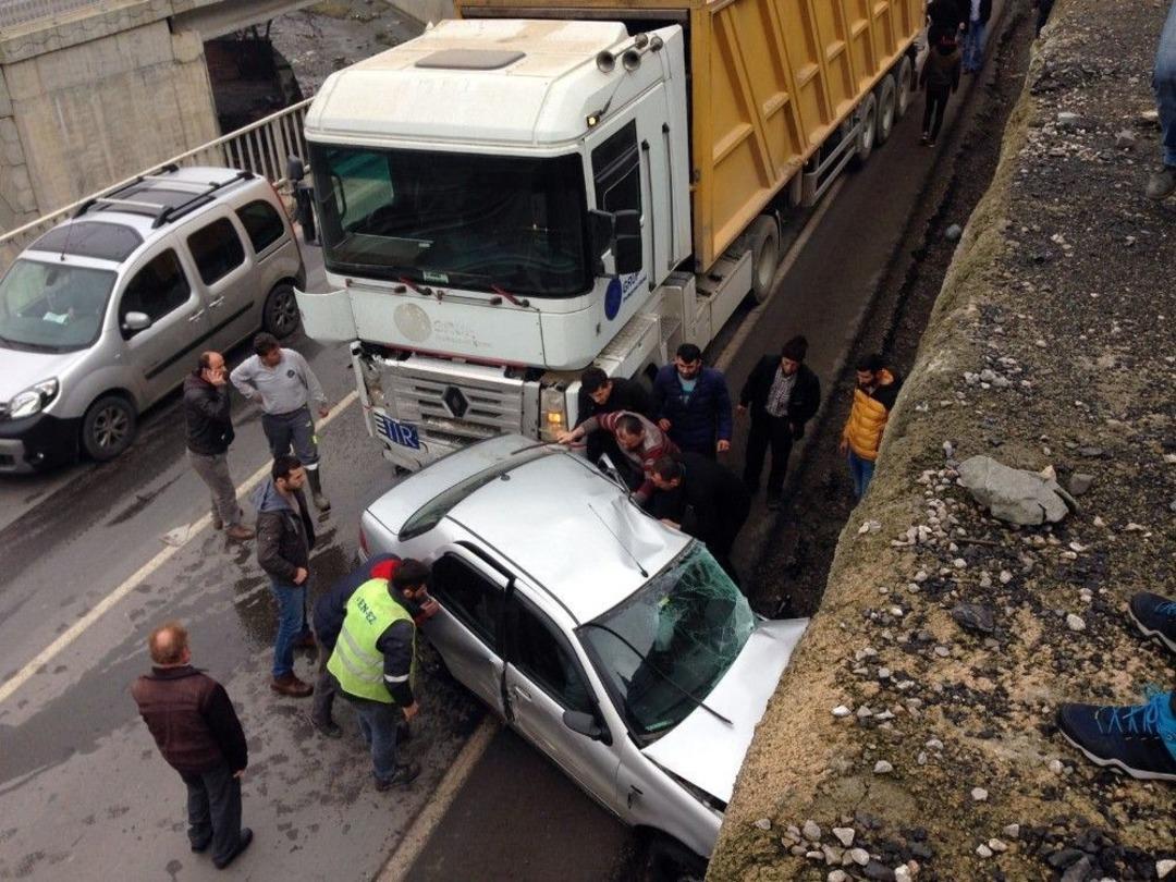 Tır Otomobili Bi&ccedil;ti; 1 &Ouml;l&uuml; 2 Yaralı