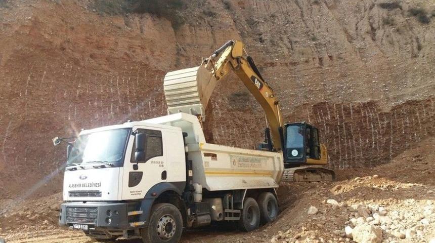 Alaşehir Belediyesi Yol &Ccedil;alışmalarına Devam Ediyor