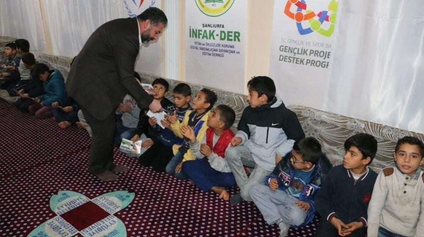 Genel Sekreter &Ouml;z&ccedil;ınar &Ccedil;ocuklara Kitap Hediye Etti