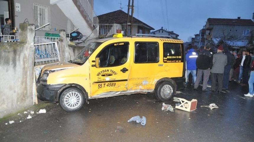 Otomobil İle Ticari Taksi &Ccedil;arpıştı: 1 Yaralı