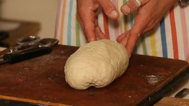 Evde ekmek yaparken hamuru pişirmeden önceki aşamalar nelerdir?