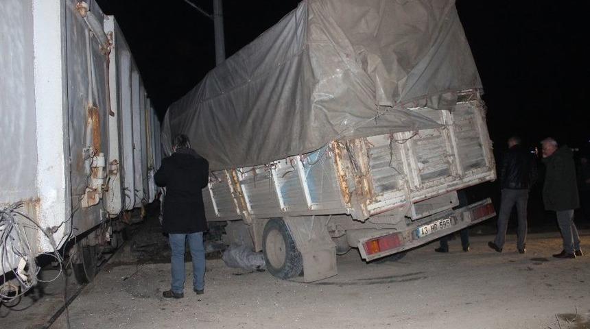 Hemzemin Ge&ccedil;itte Tren Kamyonete &Ccedil;arptı: 2 Yaralı