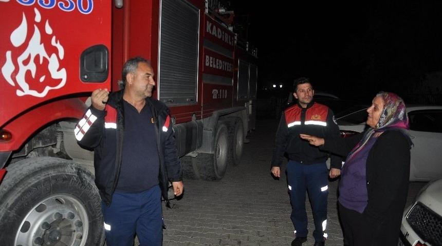 Kapının Anahtarını İ&ccedil;eride Unutan Yaşlı Kadının Yardımına İtfaiye Yetişti