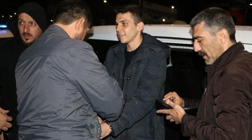 &lsquo;banka Benim&rsquo; Diyerek Bankanın Camı Kırıp İ&ccedil;eri Girip Oturdu