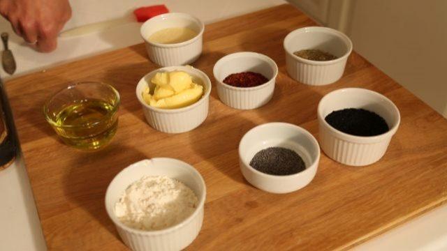 Evde ekmek yaparken hangi ilave malzemeler kullanılabilir?