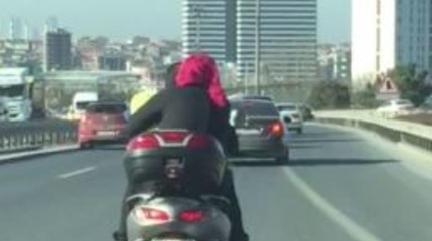 (&ouml;zel) Motosiklete Bebeğiyle Binen &Ccedil;ift Kamerada