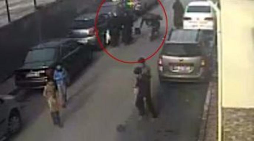 (&ouml;zel) Yolda Y&uuml;r&uuml;yen Kadına Kapka&ccedil; Şoku Kamerada