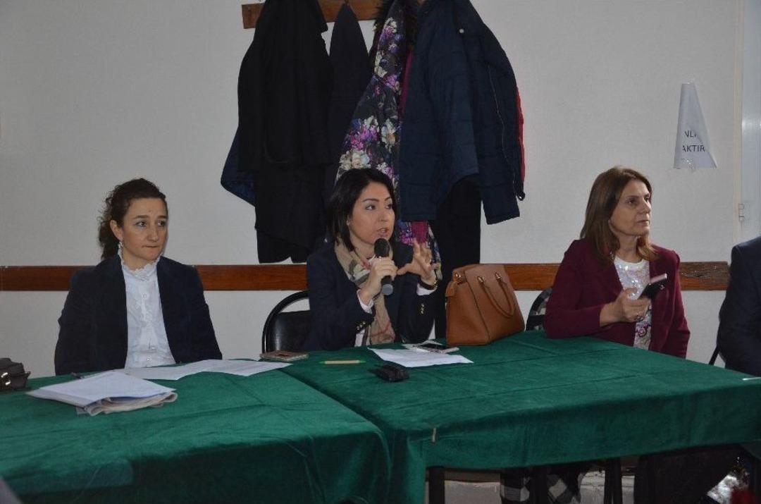 K&ouml;yl&uuml;y&uuml; Azarlayan Bakanlık G&ouml;revlisine Tepki